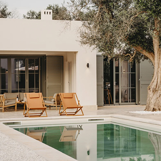 Helle Designvilla mit privatem Pool und Liegestühlen – exklusive Traumvilla für Familien und Gruppen mit CV Villas.