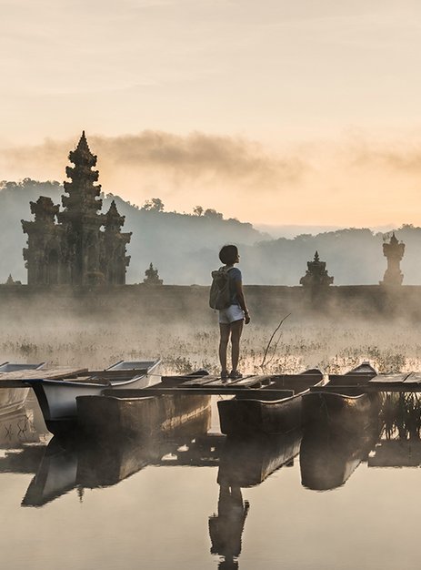 Solo Reise in Südostasien am Tempel, Boote im Morgennebel.