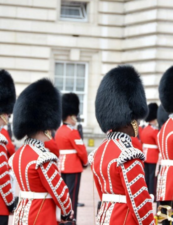 Königliche Gardesoldaten in London vor historischem Palast – ikonisches Reiseziel.