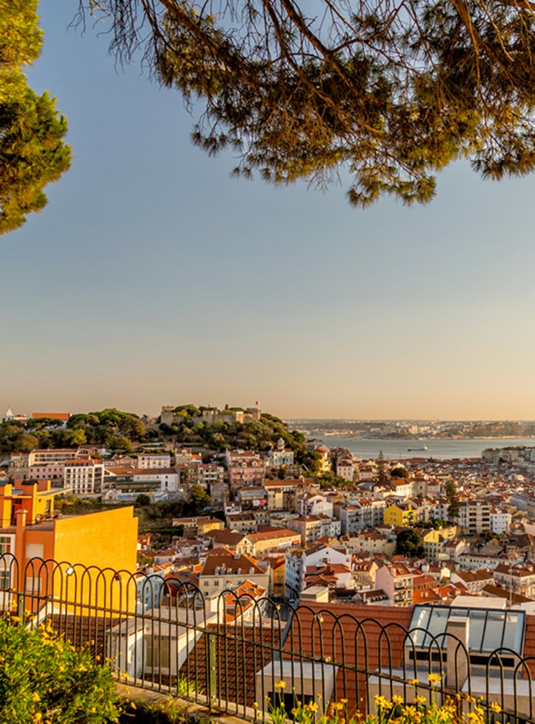  Vue panoramique de Lisbonne, Portugal, avec ses bâtiments colorés et ses collines pittoresques.