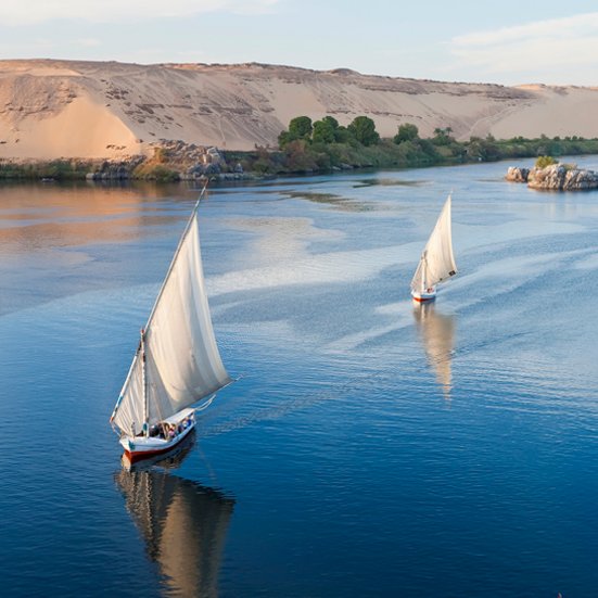Traditionelle Segelboote auf dem Nil zwischen Luxor und Assuan – idyllische Flusslandschaft in Ägypten.