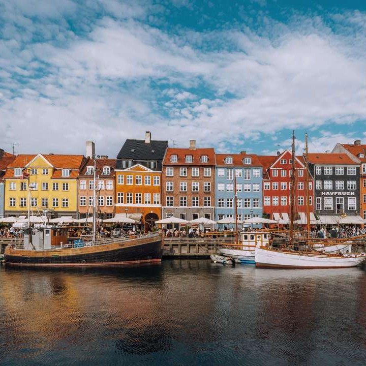 Bâtiments colorés de Copenhague, Danemark, avec des façades vives et charmantes le long des canaux.