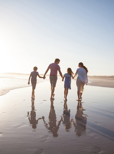 Vacances en famille sur la plage au coucher du soleil - voyage en famille, réservation en ligne avec Kuoni.