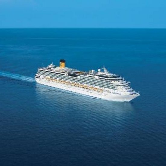 Costa‑Kreuzfahrtschiff auf dem Meer – Weltreise von Tokio nach Buenos Aires.