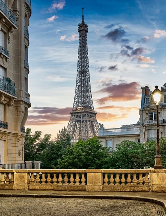 Eiffelturm in Paris bei Sonnenuntergang, romantischer Stadtblick für Städtereisen.