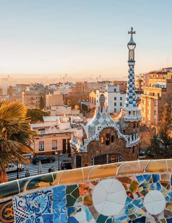 Park Güell in Barcelona mit ikonischen Gaudí‑Mosaiken und Blick über die Stadt.