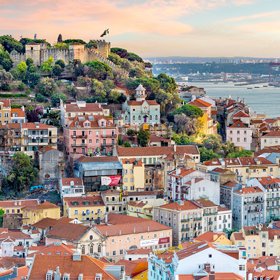 Une vue de Lisbonne avec de nombreux bâtiments et un fleuve serpentant à travers la ville.