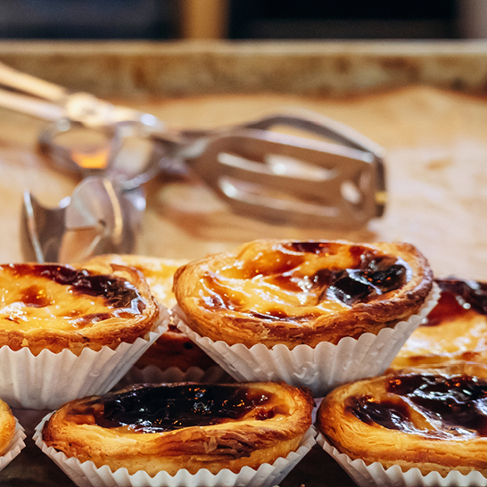 1. Un plateau de pasteis de Nata posé sur une table à Lisbonne.