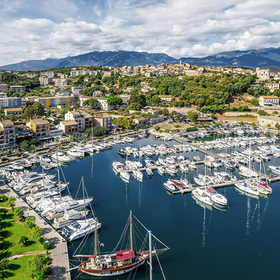 Un port de plaisance avec de nombreux bateaux amarrés.
