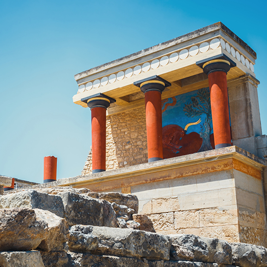 Das Gebäude zeigt ein auffälliges rot-weisses Gemälde, das mit Knossos in Verbindung steht.