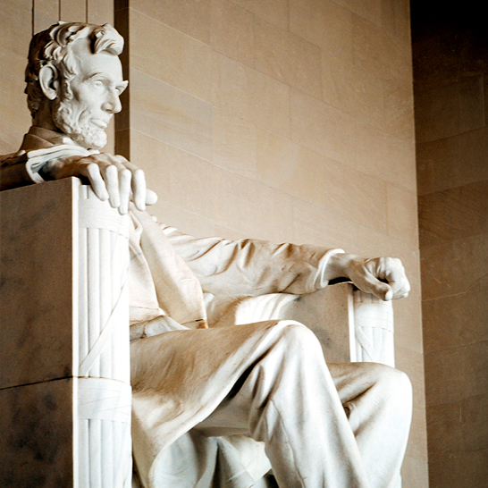 Statue d'Abraham Lincoln à Washington D.C., représentant le président assis dans un fauteuil.