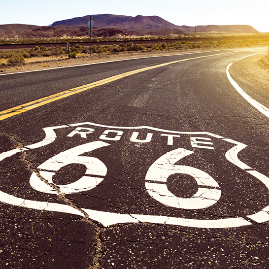 Une route avec un panneau indiquant la Route 66.