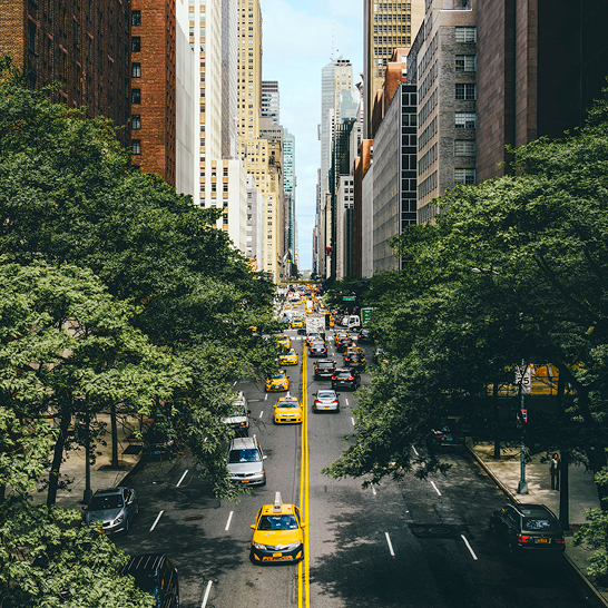 Une rue de New York avec un taxi jaune circulant.