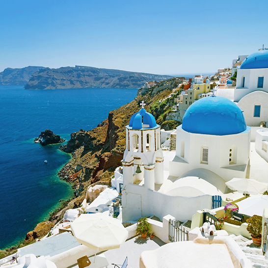 Vue sur les coupoles bleues d'un bâtiment blanc sur l'île grecque de Santorin.
