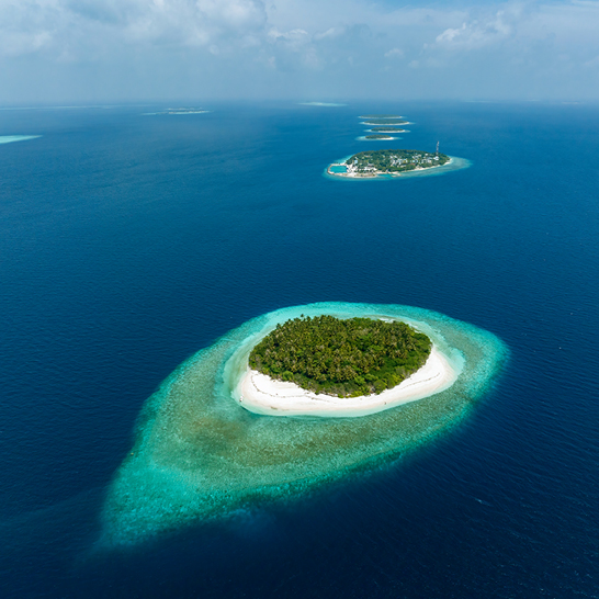 Vue aérienne d’une île tropicale dans l’atoll de Baa, Maldives.