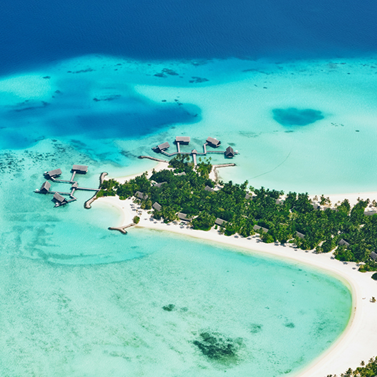 Vue aérienne d’une île des Maldives, atoll de Raa.