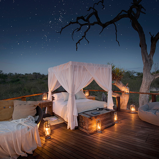 Bett unter Sternenhimmel Afrika